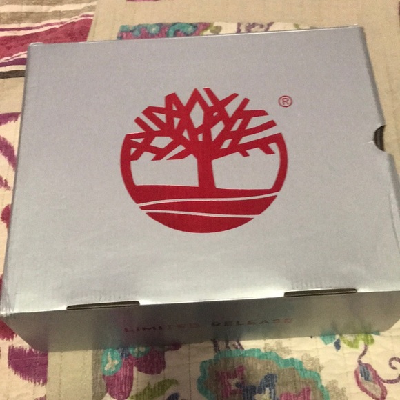 Red Timberlands - Picture 6 of 8